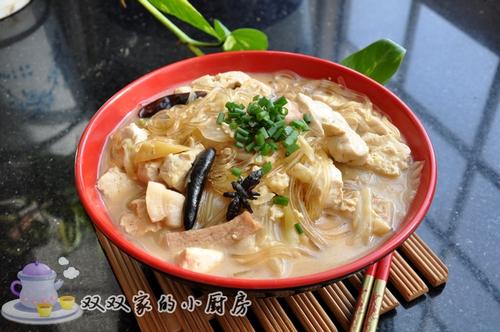 白菜猪肉炖粉条的做法(荤素搭配-百姓餐桌最家常的一道菜)