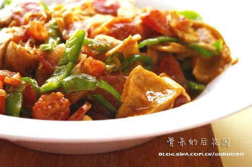 香肠炒面筋的做法(荤素搭配-下饭菜)