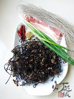 蕨菜干花肉炖粉条的做法(荤素搭配)