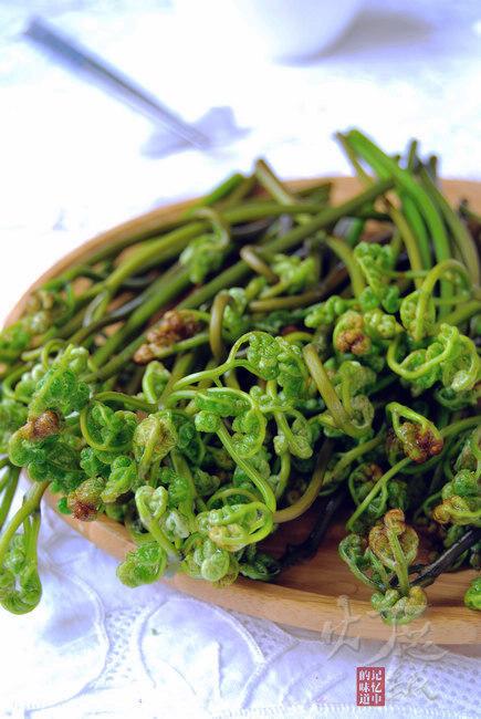 蕨菜干花肉炖粉条的做法(荤素搭配)
