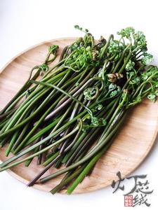 蕨菜干花肉炖粉条的做法(荤素搭配)