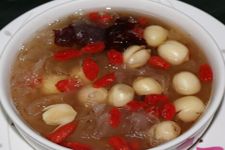 银耳莲子汤的做法 haoshilao.com