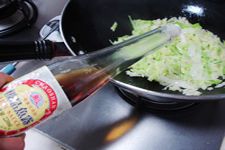 卷心菜炒西红柿的做法 haoshilao.com